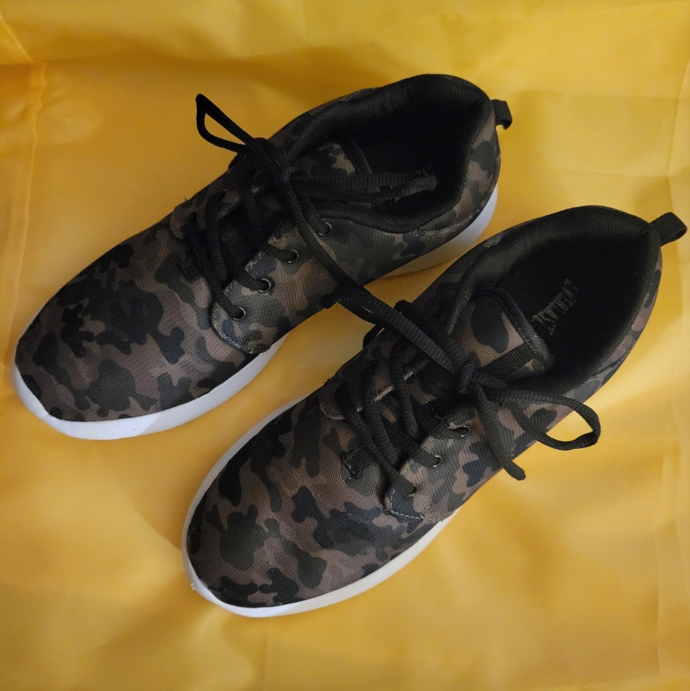 Woman's Everlast Camouflage Tennis Shoe - Picture 2 of 7